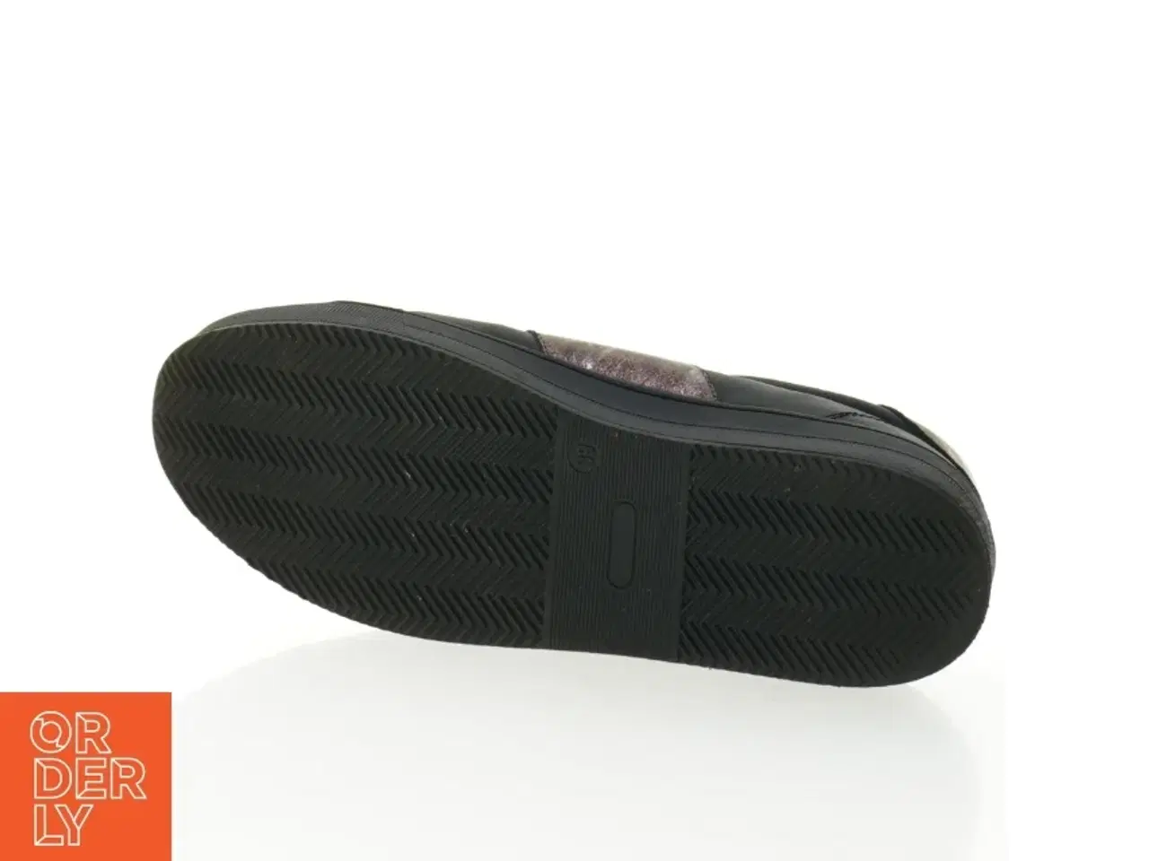Billede 2 - Sorte sneakers med gyldne detaljer og nitter (str. 39)