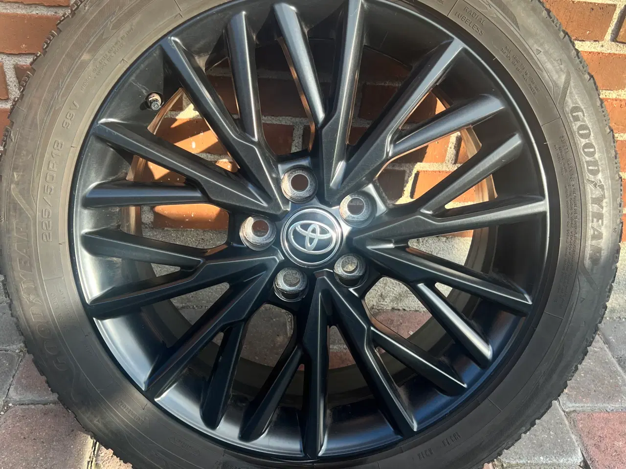 Billede 1 - Toyota CHR 4 original fælge sorte med vinterdæk 