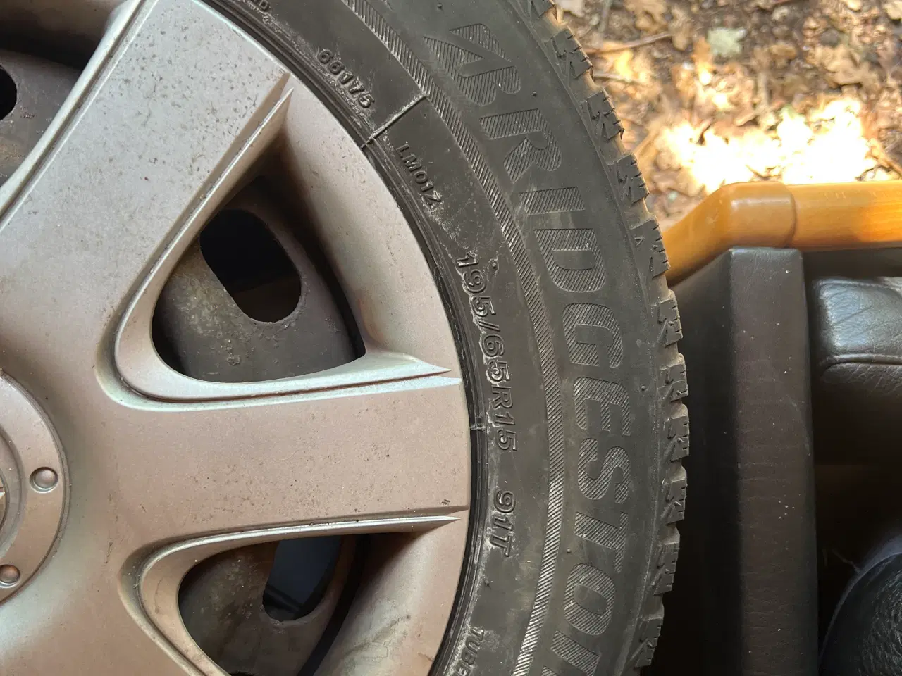 Billede 3 - Sæt med 4vinterdæk på fælge Bridgestone 195/65 R15