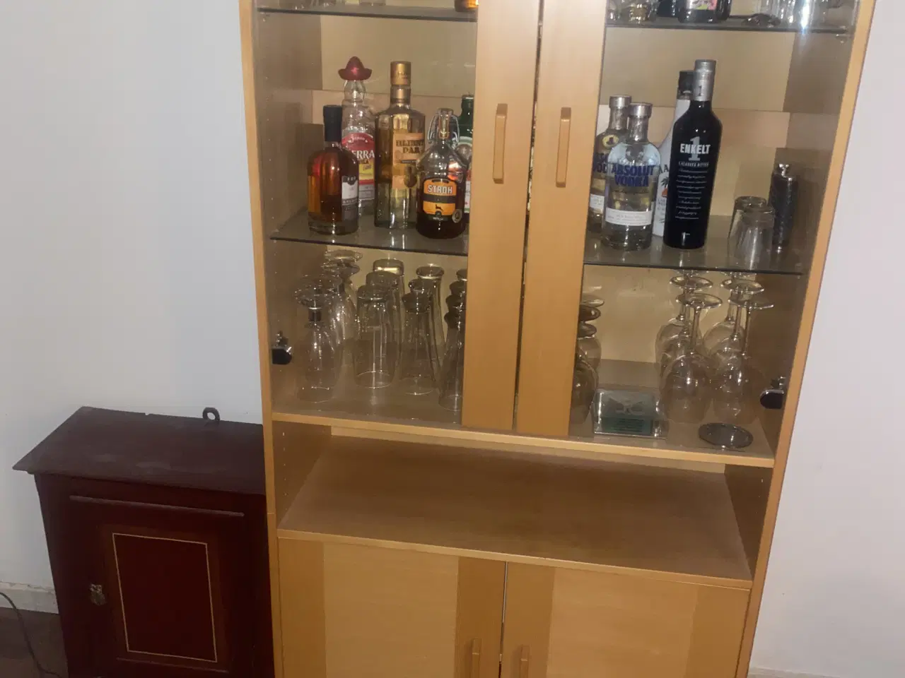 Billede 2 - Vitrine skab bortgives 