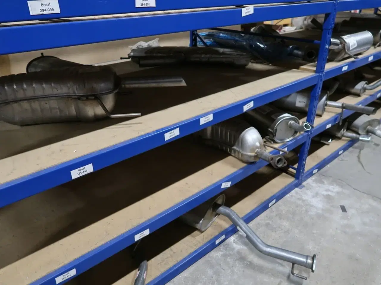 Billede 3 - Udstødninger m.v. i reol