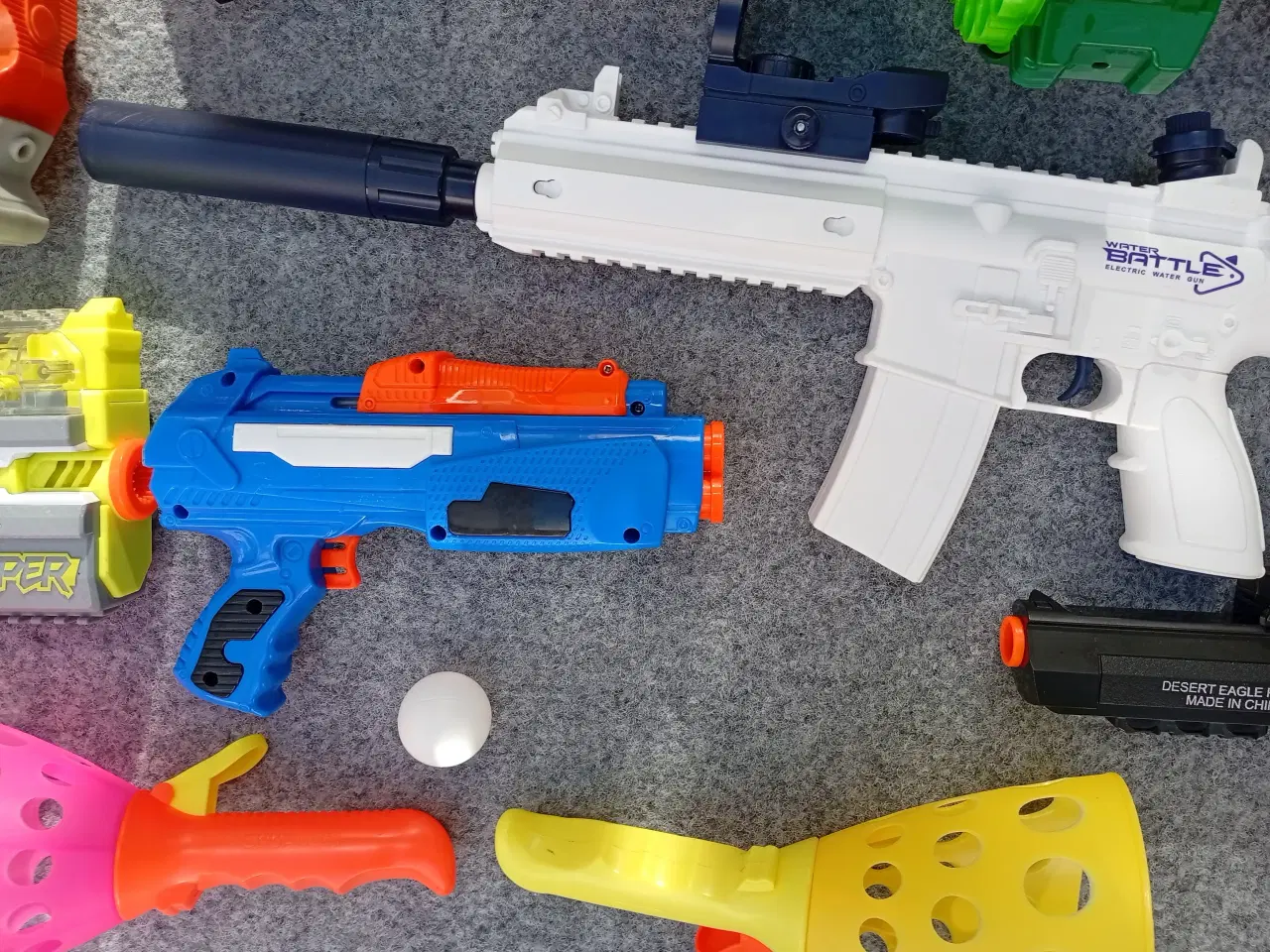 Billede 6 - Legetøjsvåben i forskellige modeller og farver.