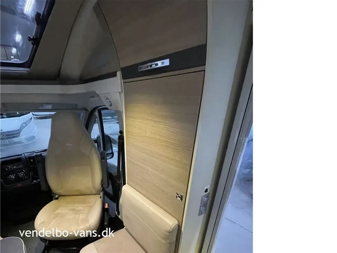 Billede 15 - 2018 - Adria Compact SLS   Smal camper på under 6 m længde - tryk på knappen og den vokser!