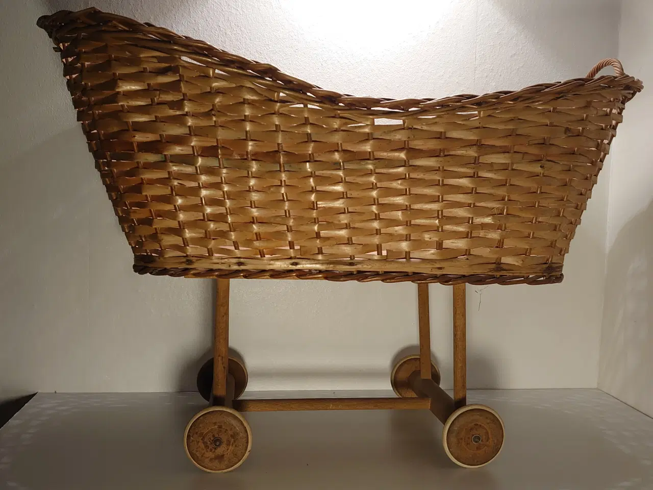 Billede 3 - Stor vintage dukkeseng i rattan(flet) på hjul