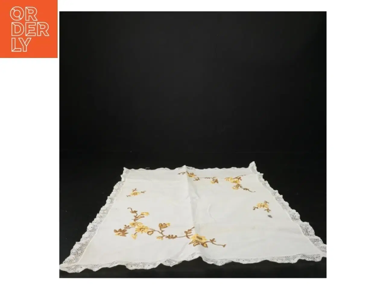 Billede 1 - Broderet serviet med blomstermønster og blondekant (str. 31 x 45 cm)