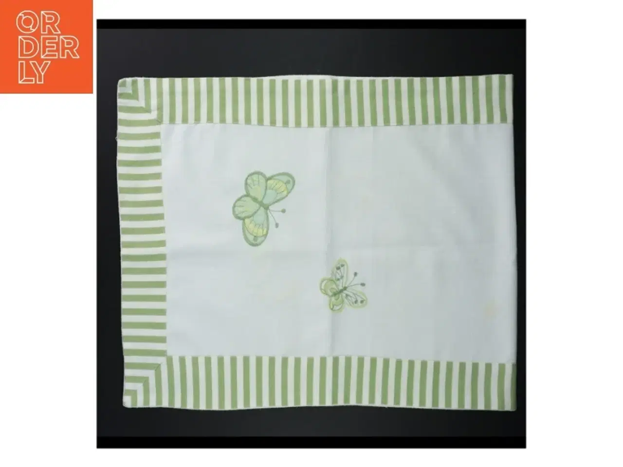 Billede 1 - Duge med broderet sommerfugl (str. 90 x 34 cm)