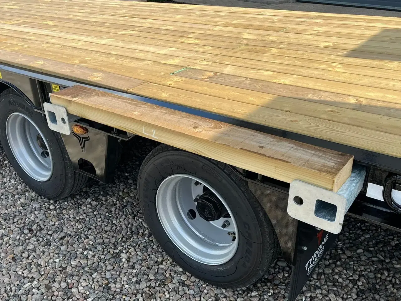Billede 10 - Tyrone 27TLL LANG MODEL med forbredningsudstyr samt kombi bremser, både luft og hydrauliske bremser. Affjedret træk og affjedret aksler. Med hydrauliske ramper og værktøjskasse