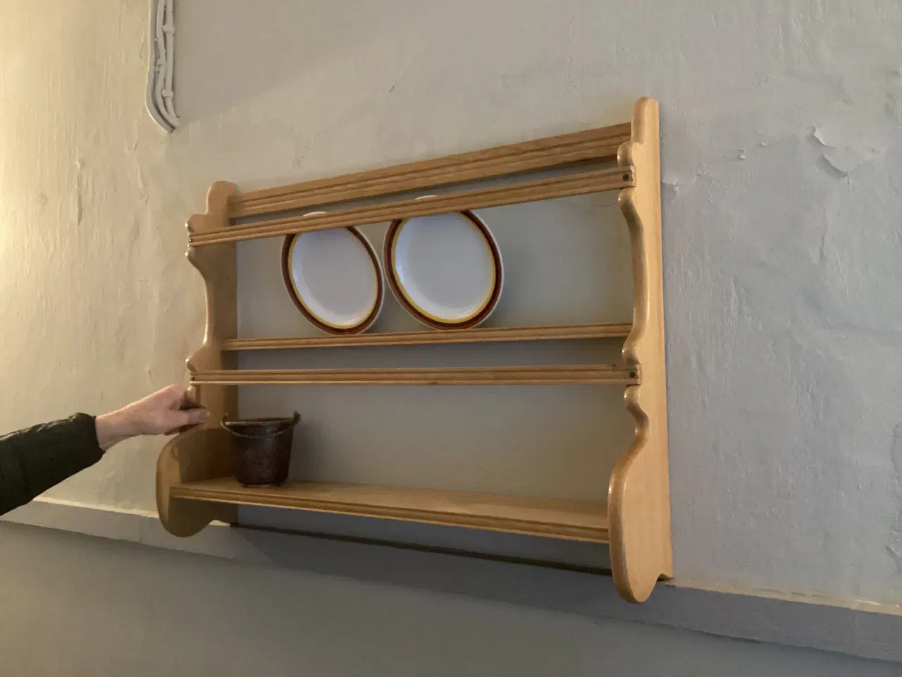 Billede 1 - Vintage tallerkenrække i lyst træ