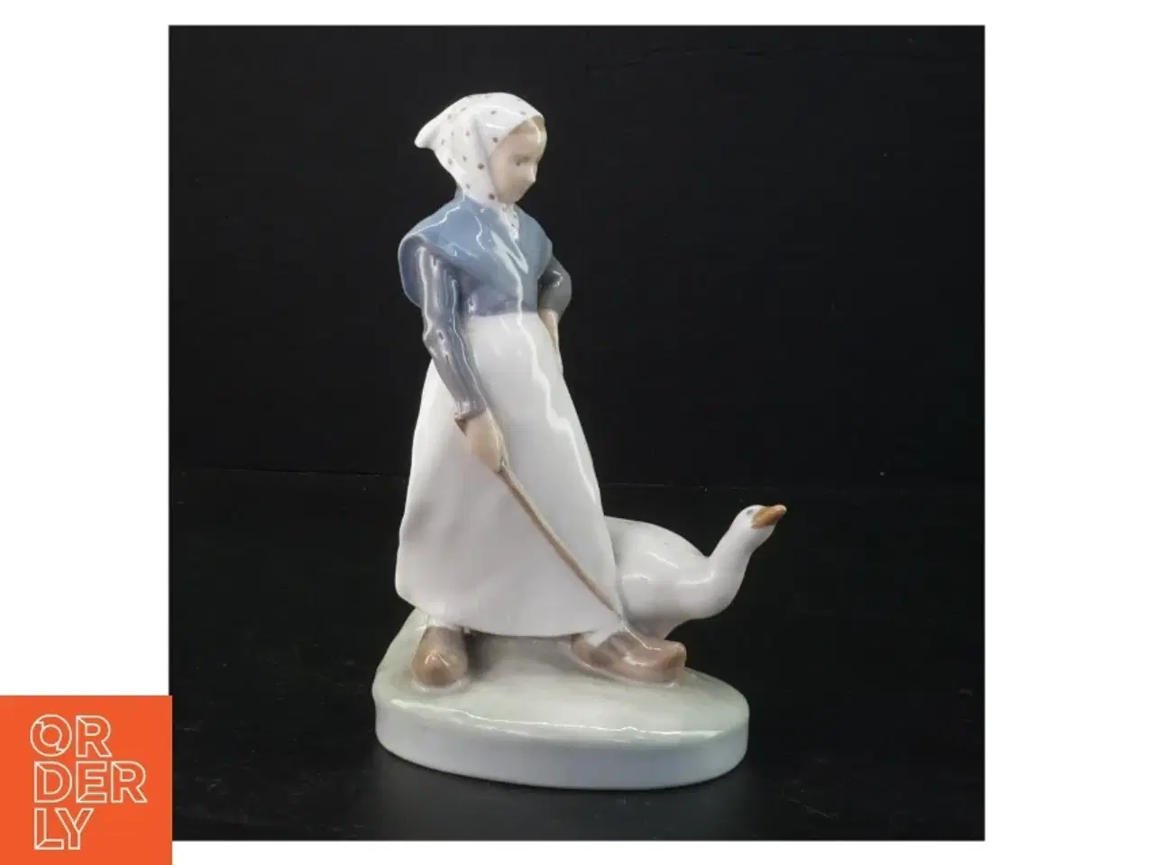 Billede 1 - Porcelænsfigur af kvinde med gås, 528 fra Royal Copenhagen (str. 19 x 12 x 8 cm)