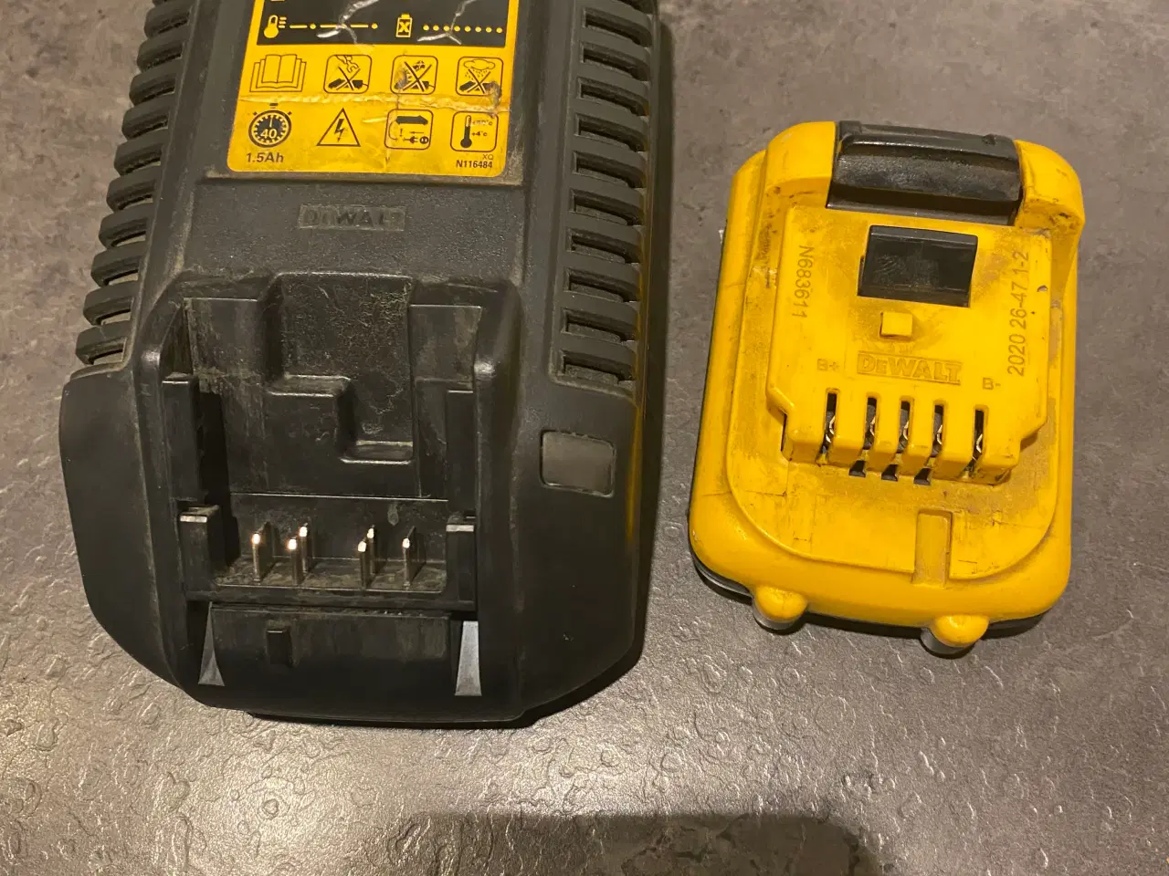 Billede 1 - DeWalt lader og badari sælges.