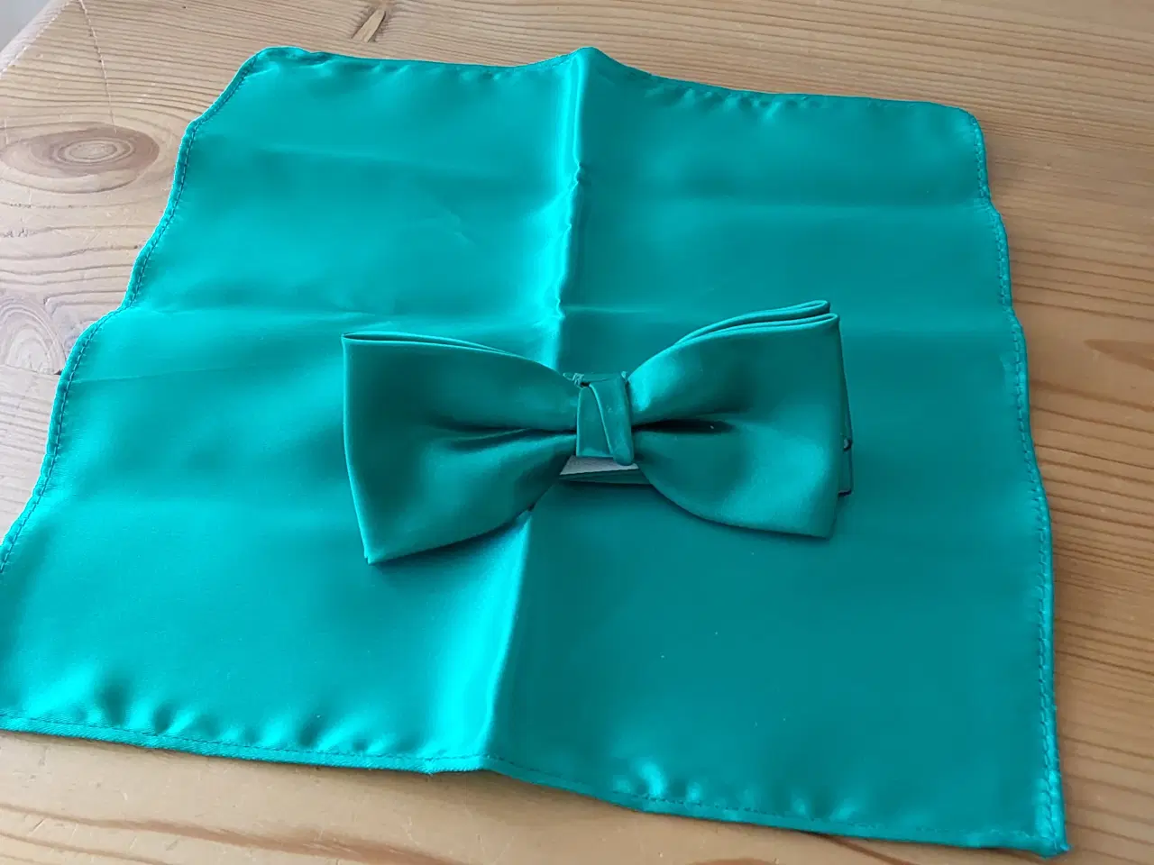 Billede 2 - Butterflye med pyntelommeklæde fra Key