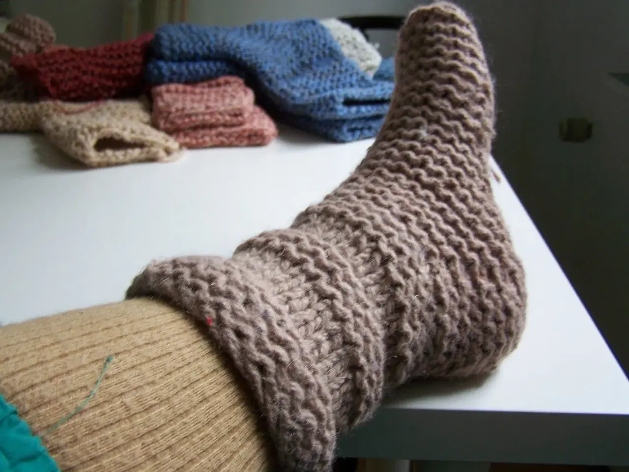 Billede 5 - Hjemmestrikkede hjemmesko - sokker