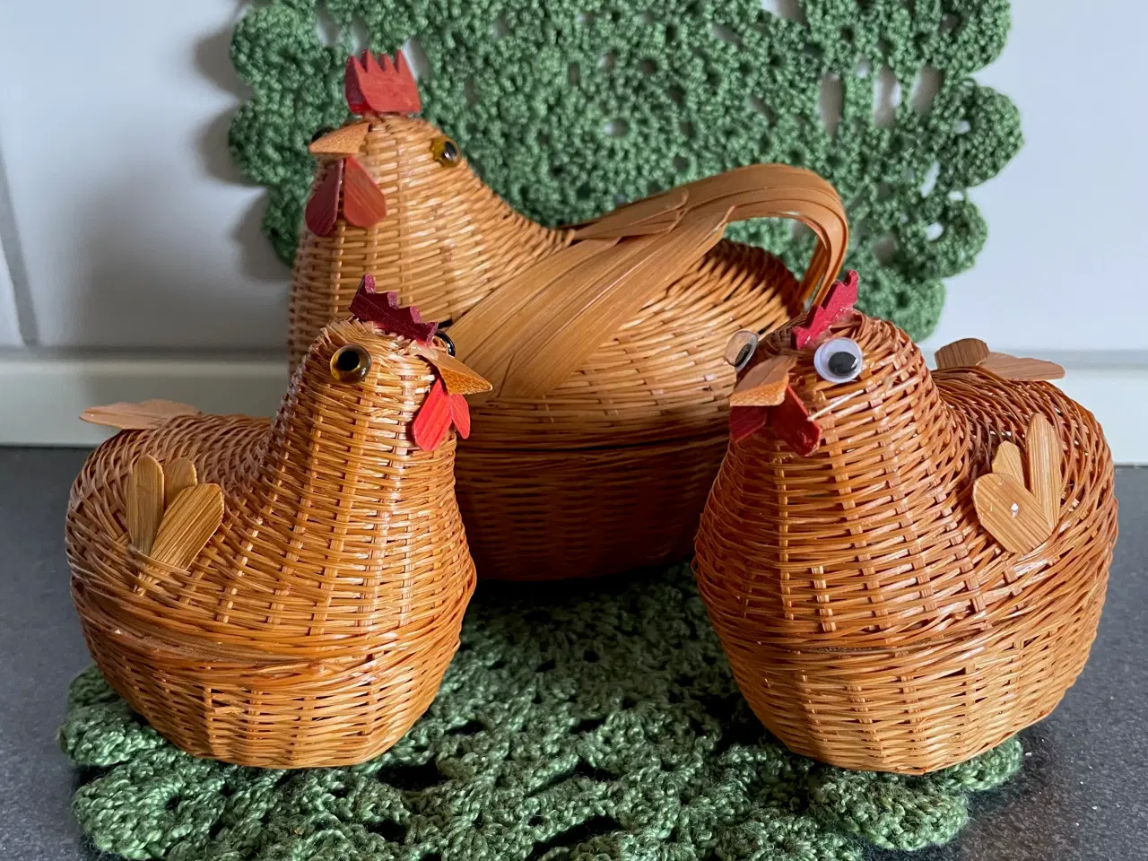 Billede 3 - Påske høne med 2 kyllinger til små påskeæg