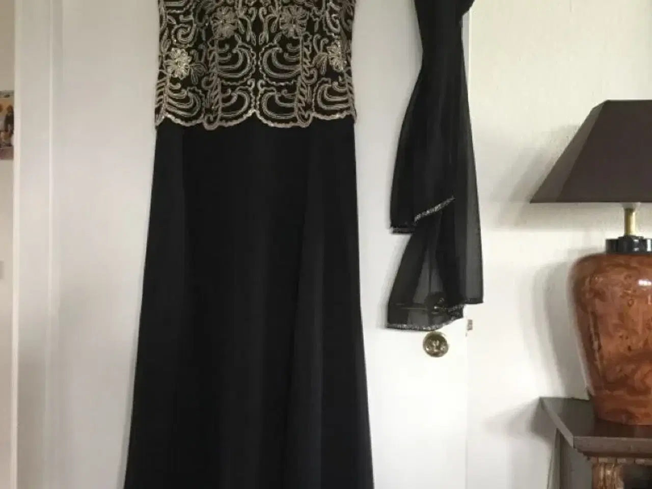 Billede 1 - Elegant sort festkjole