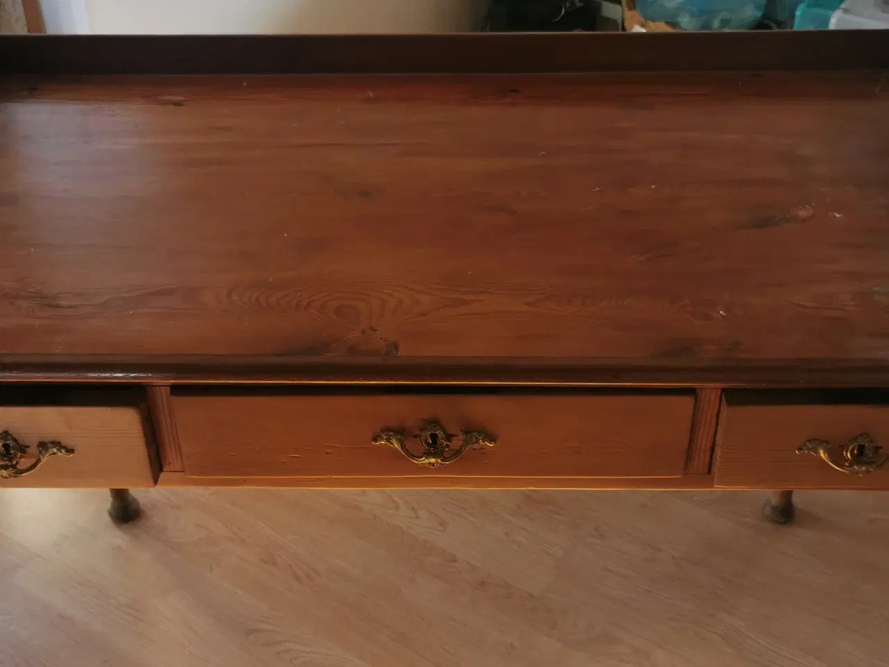 Billede 1 - Ældre, velholdt, lakeret skrivebord med "bagkant".