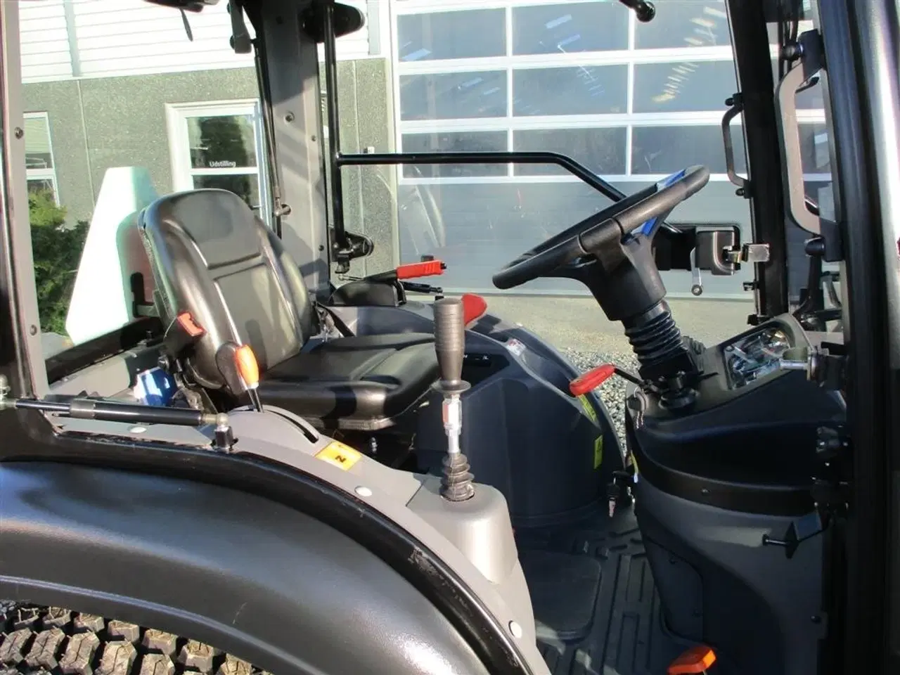 Billede 17 - Solis 26 HST Med kabine, Turf hjul og frontlæsser.