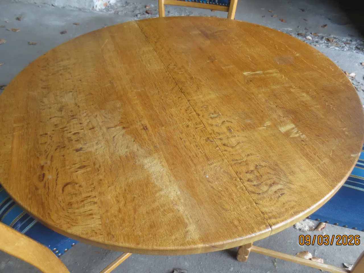 Billede 1 - 1 stk Rund Egetræs Spisebord med 3 plader