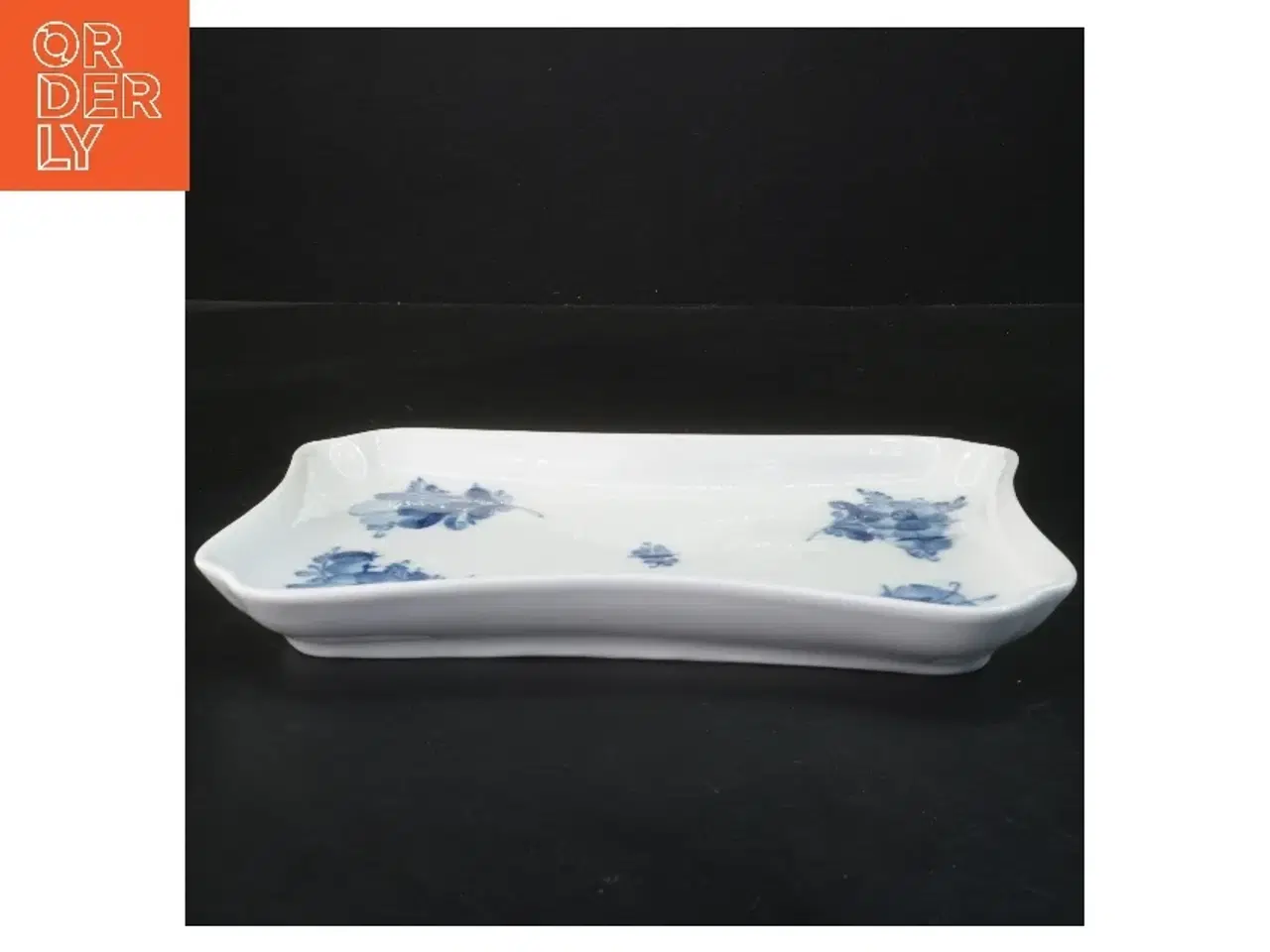 Billede 1 - Porcelænsfad med blomsterdesign fra Royal Copenhagen, blå blomst (str. 25x17,5 cm)