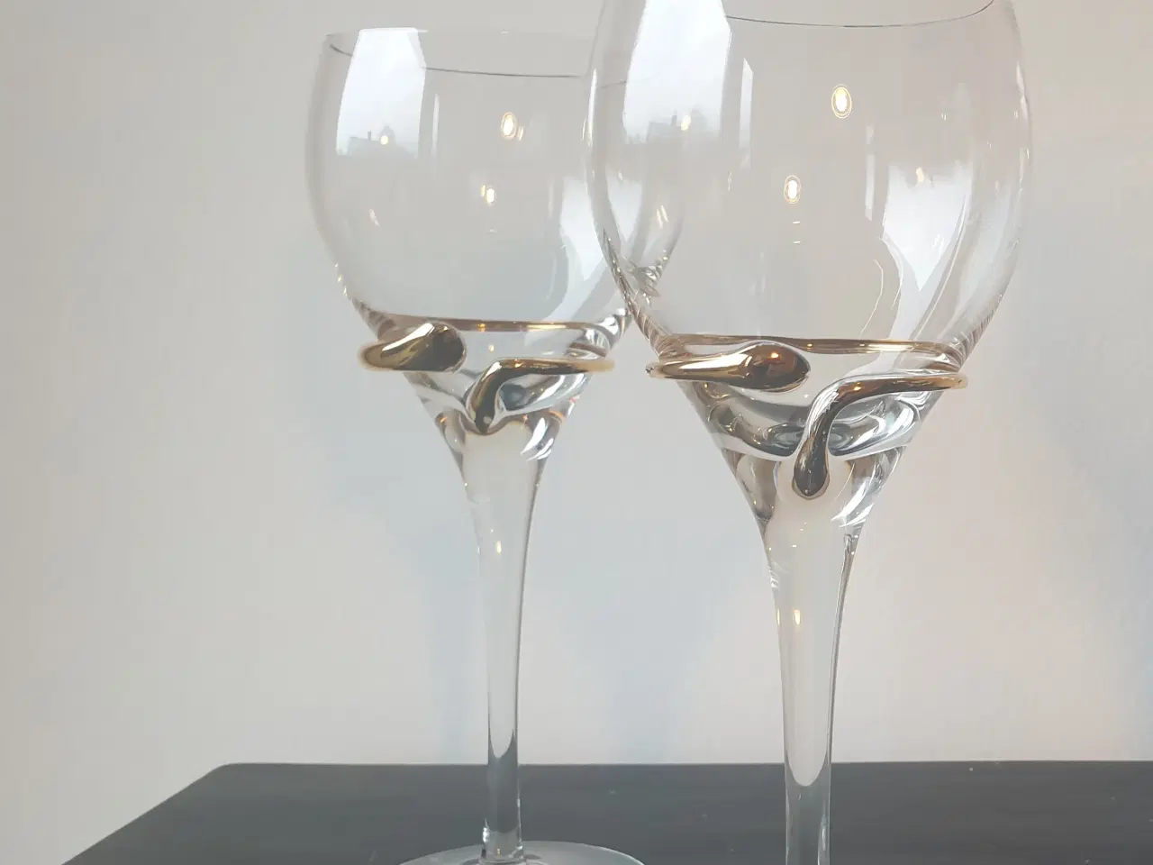 Billede 1 - Elegante Vinglas med Guld-Dekoration           