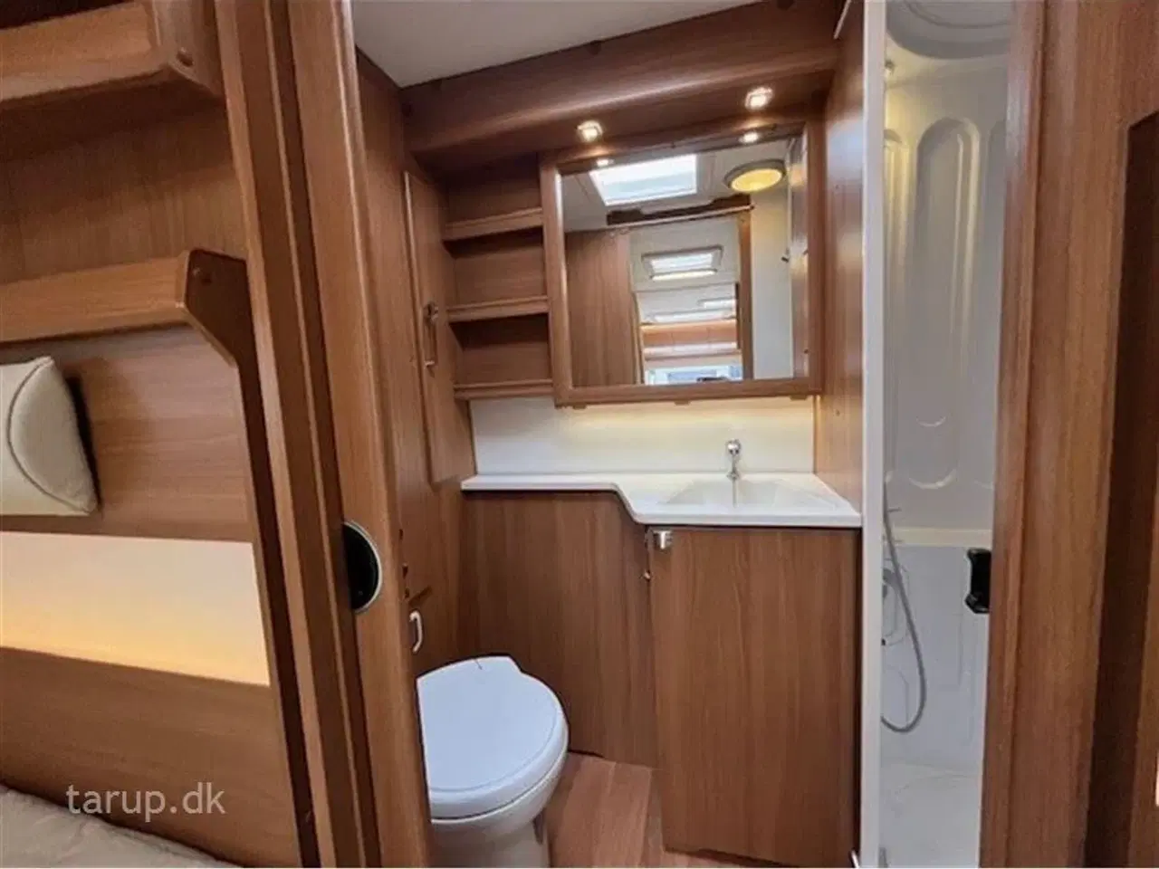 Billede 19 - 2014 - Kabe Royal 590 ETDL KS   Fortelt: Isabella Nordic 300, Truma XT mover, skind i siddegruppe, lysskinne, ALDE varme, vand båren gulvvarme, rundsiddegruppe, enkeltsenge