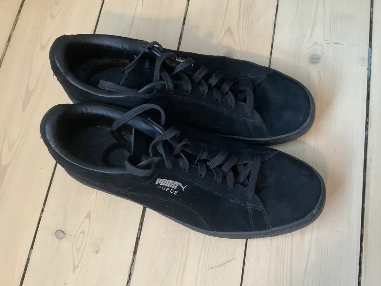 Billede 2 - Sorte Puma Suede sneakers