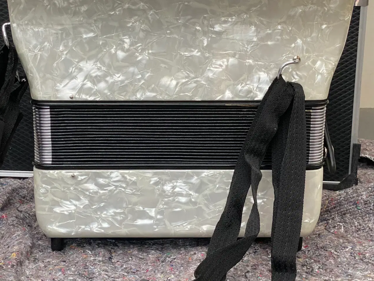 Billede 6 - Hohner Bravo II 48 Facelift – Næsten Ny Harmonika