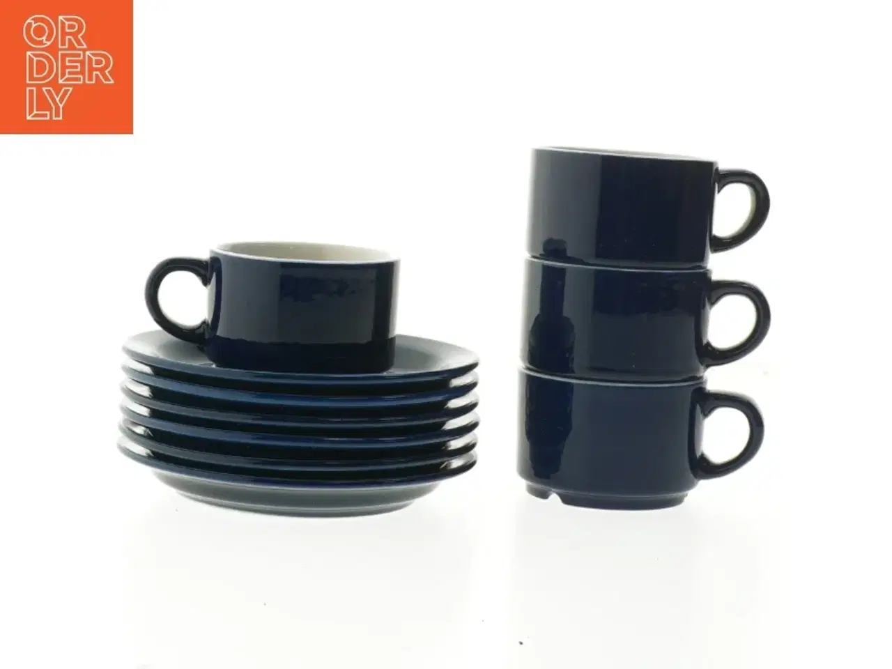 Billede 2 - Kaffesæt med undertallerkner og servietter (str. 6 undertallerkner. ø. 14 cm. 4 kopper. ø. 7,5 cm. længde. 5 cm. 10. servietter. &
