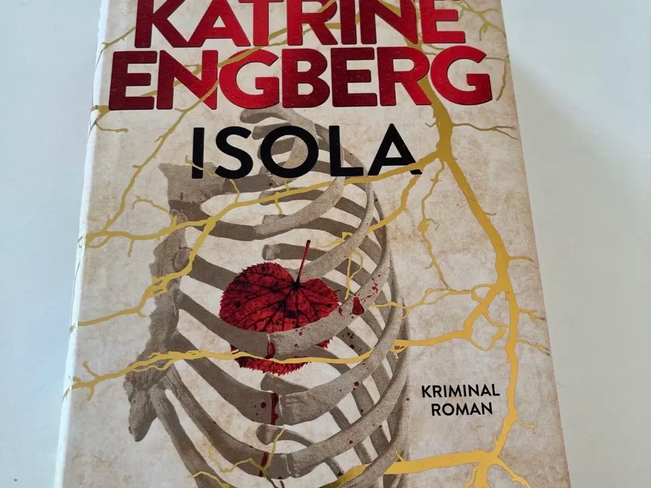 Billede 1 - Isola af Katrine Engberg