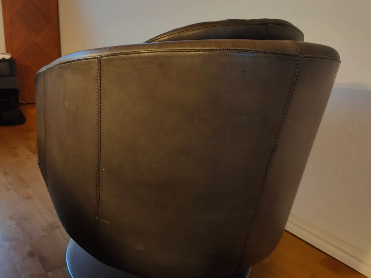 Billede 3 - Natuzzi læderstol med drejefod ( Nypris 10.000 )