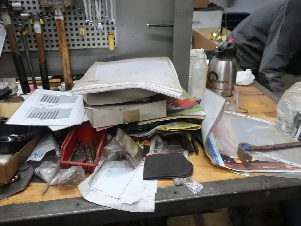 Billede 7 - Arbejdsbord med skruestik, værktøjstavle med div. Værktøj m.m.