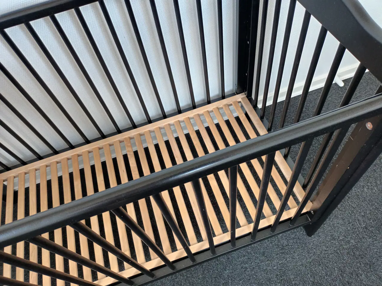 Billede 2 - Tremmeseng med Madras i god kvalitet.