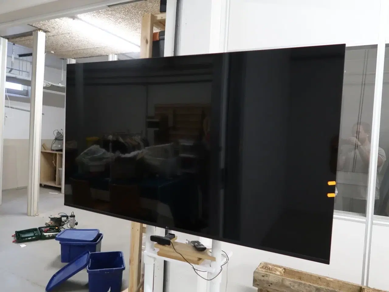 Billede 3 - Fjernsyn LG på stativ med konferencekamera