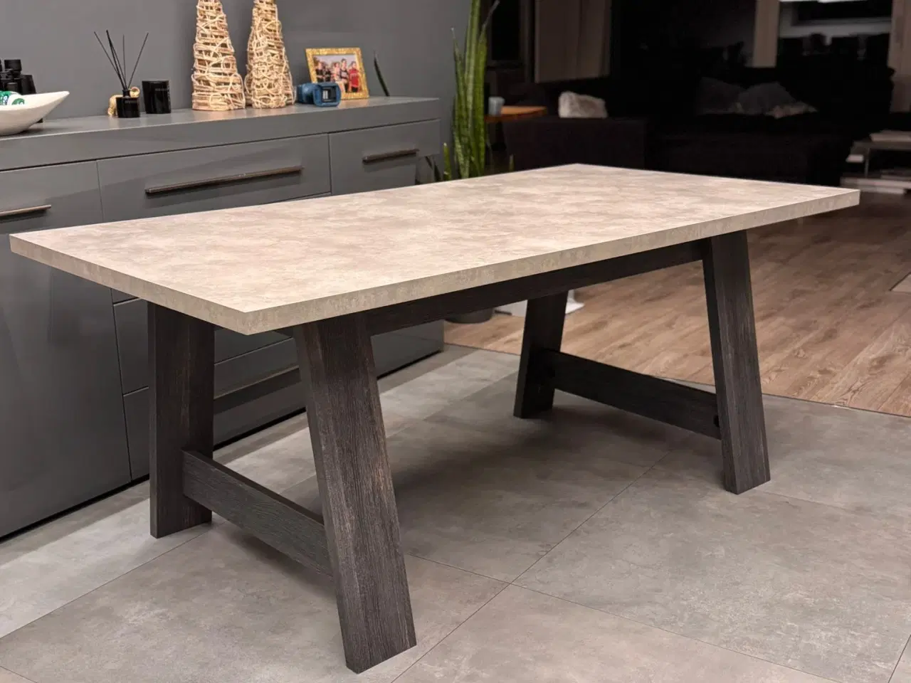 Billede 4 - Rektangulært spisebord laminatplade grå med mørke 