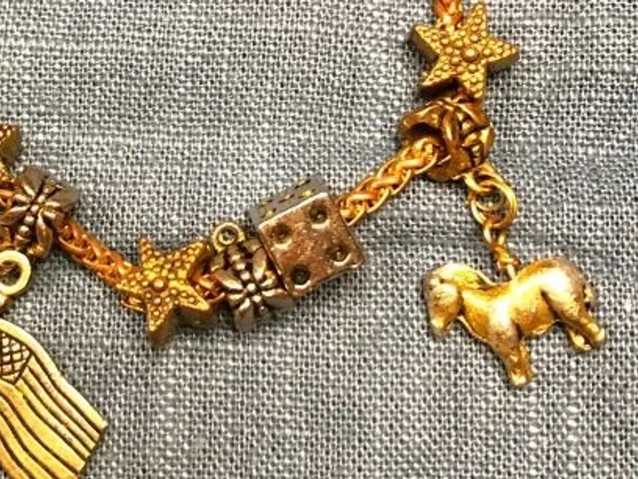 Billede 2 - Vedhæng med gylden hest