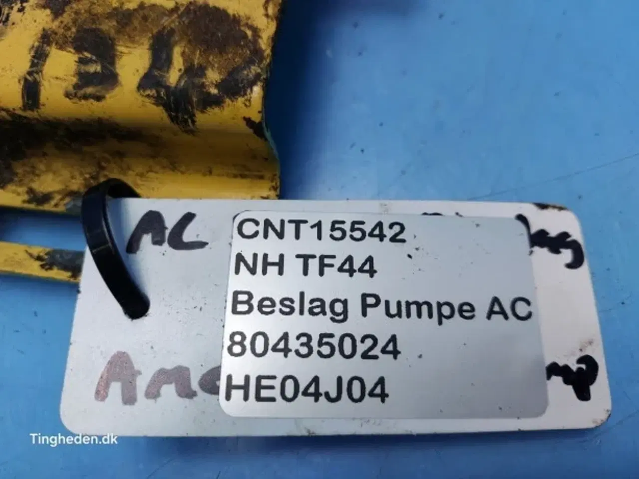 Billede 10 - New Holland TF44 Beslag AC Pumpe 80435024