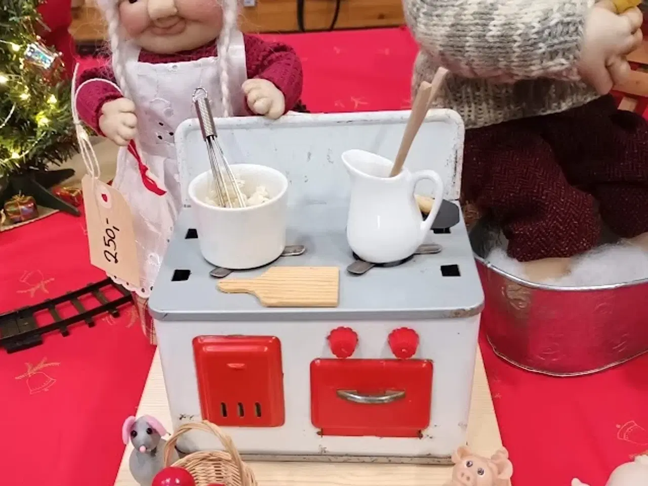 Billede 2 - Strømpenisse - nissemor laver risengrød