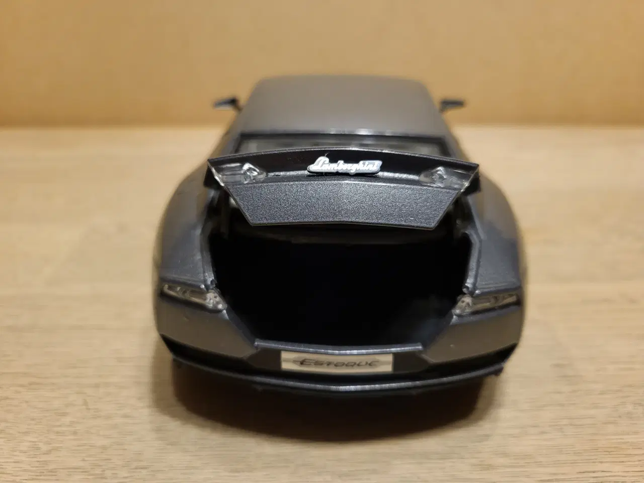 Billede 4 - Modelbil. Lamborghini Estoque Skala 1:18.