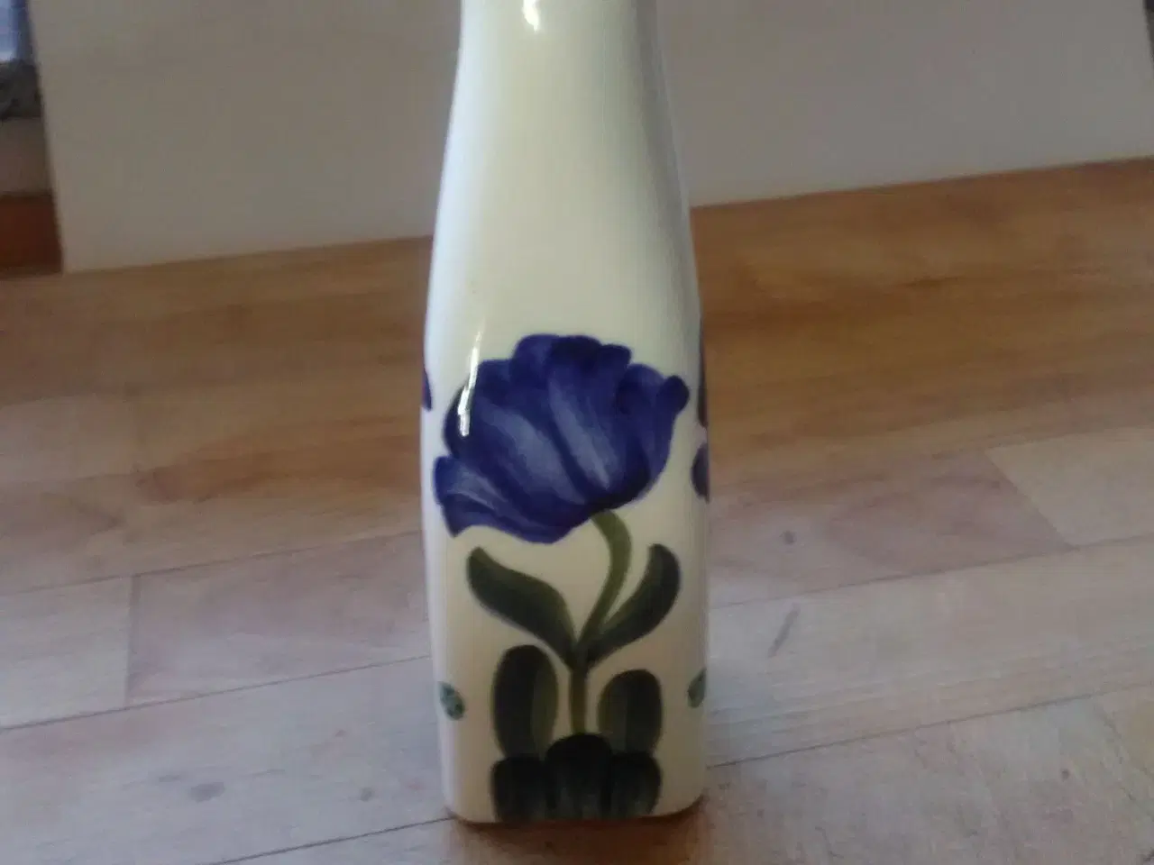 Billede 1 - A Vase med blå tulipan