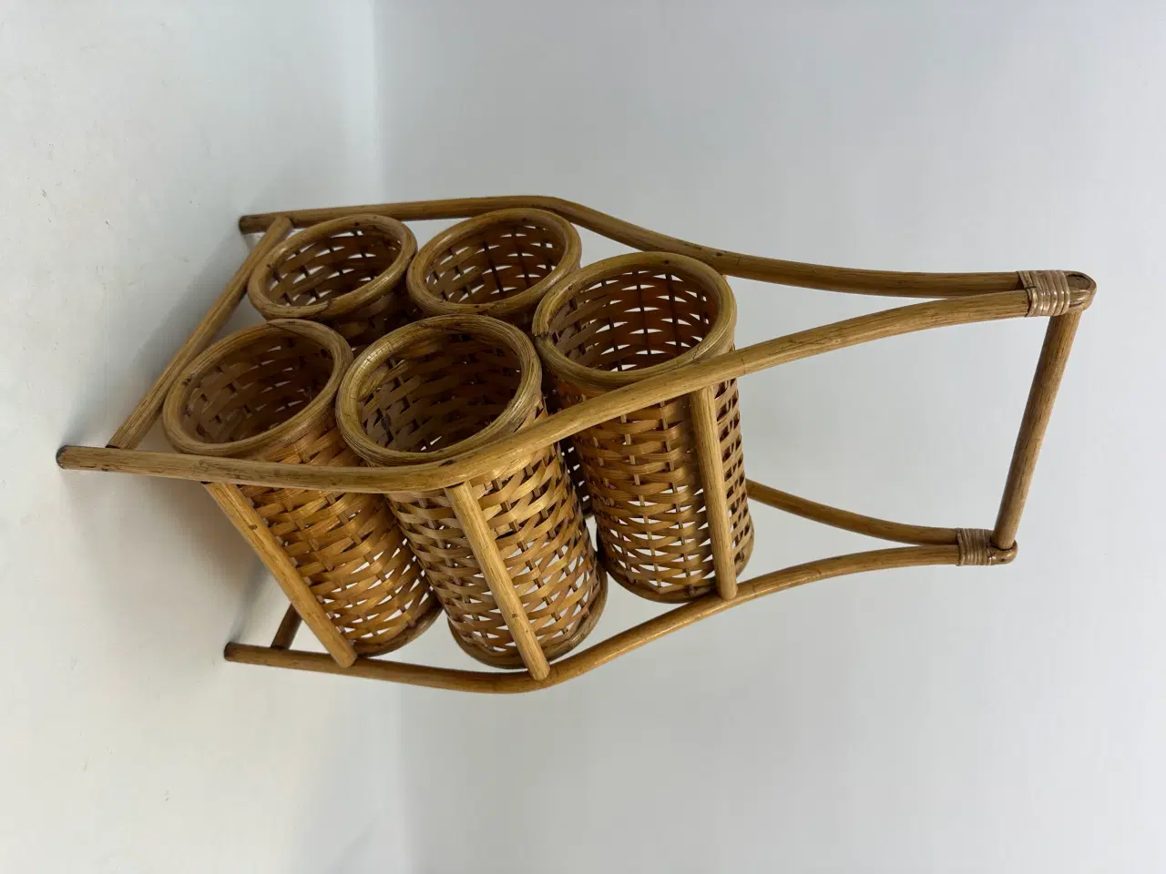 Billede 1 - Retro vinreol / flaskeholder i bambus og flet