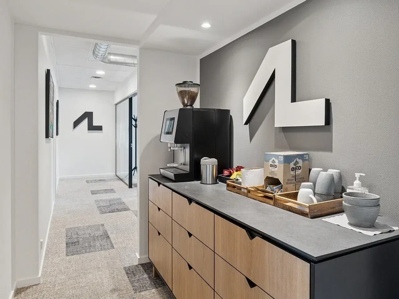 Billede 8 - Velholdt og indbydende domicillejemål med stor eksponering - velegnet til kontor. butik, showroom eller undervisning