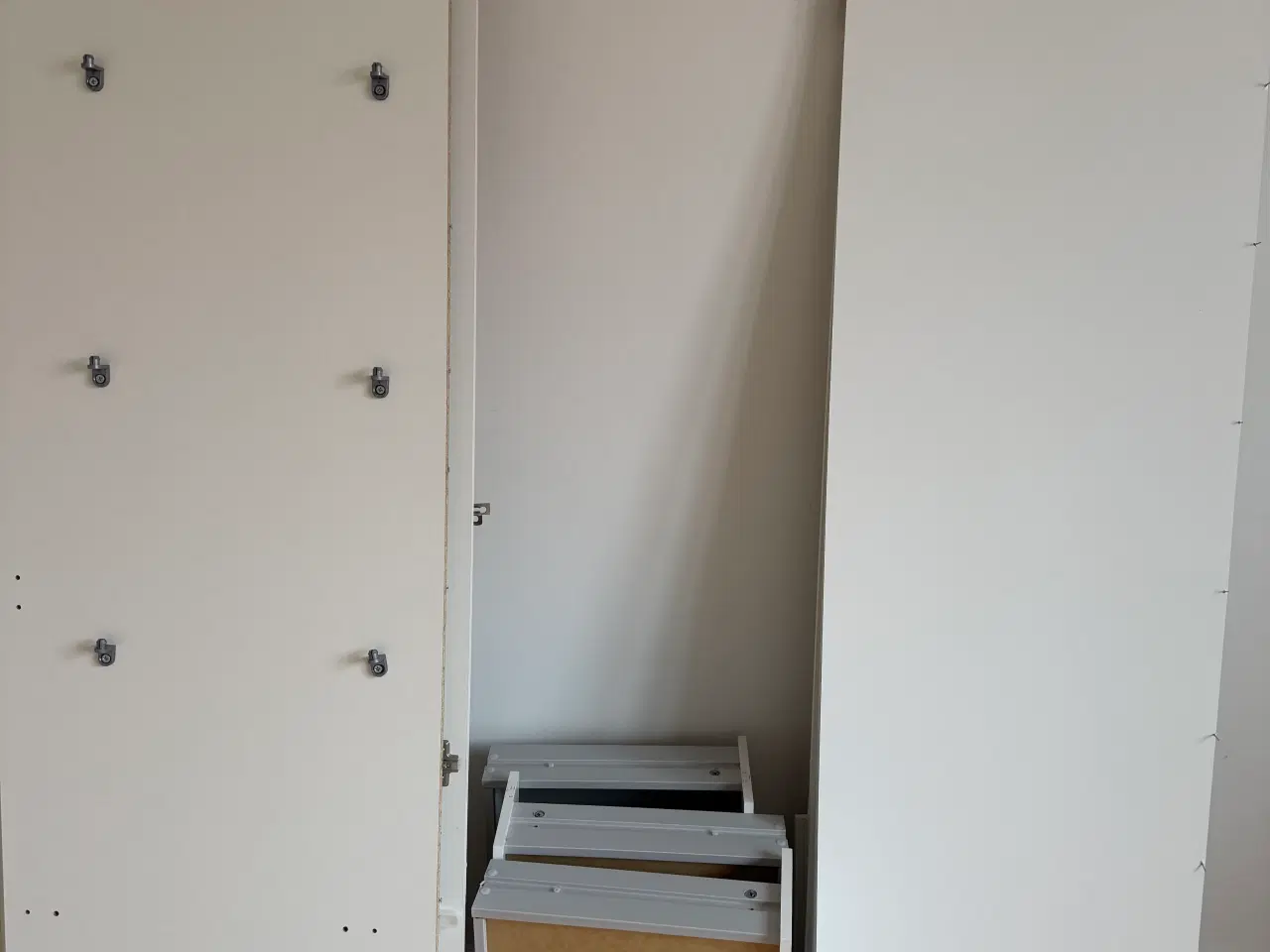 Billede 3 - Garderobeskab fra Jysk inkl. overskab 