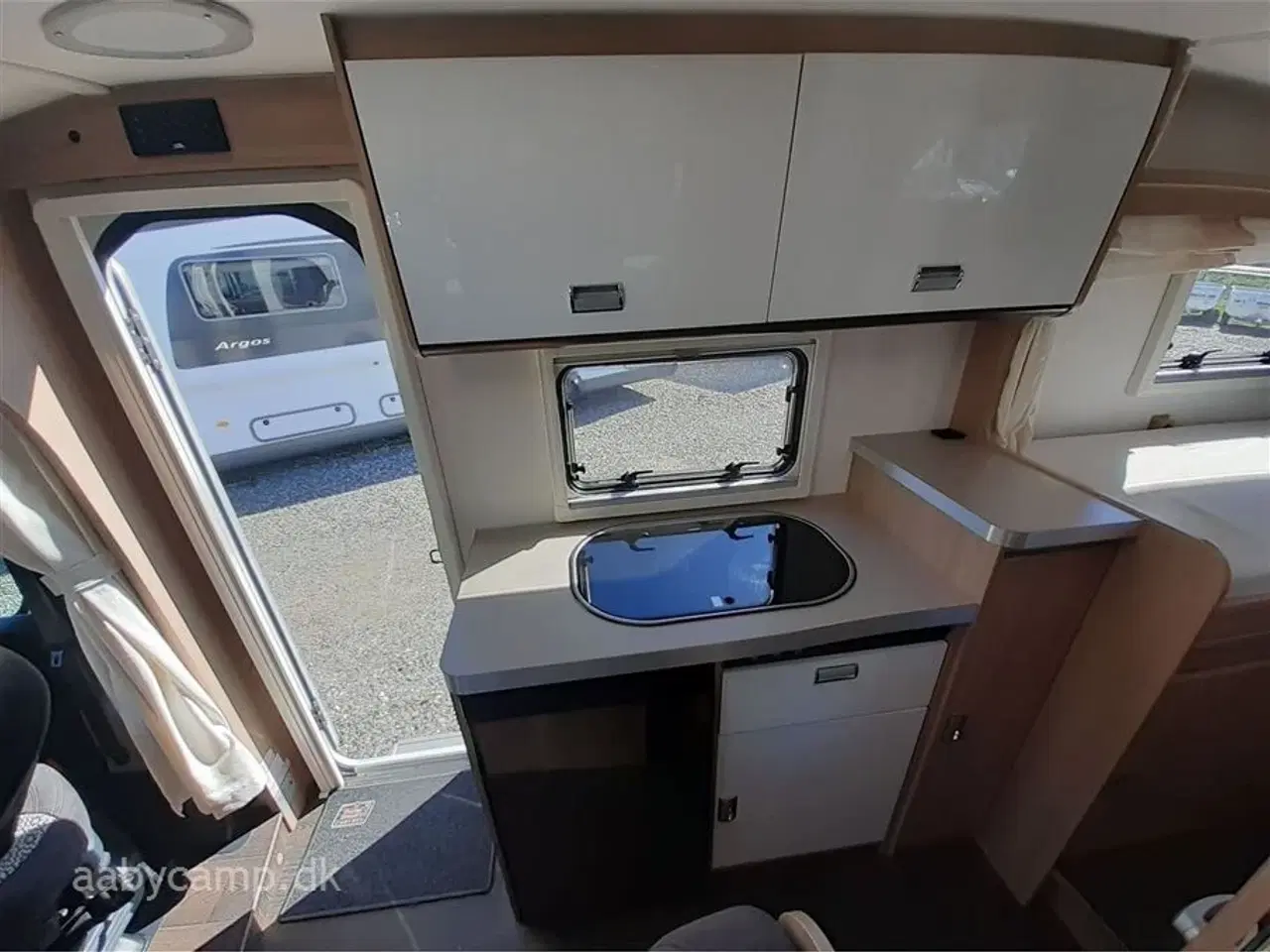 Billede 10 - 2022 - Laika Kosmo Compact 9   Slank og smidig model, perfekt til snoede kystveje. Automatgear.