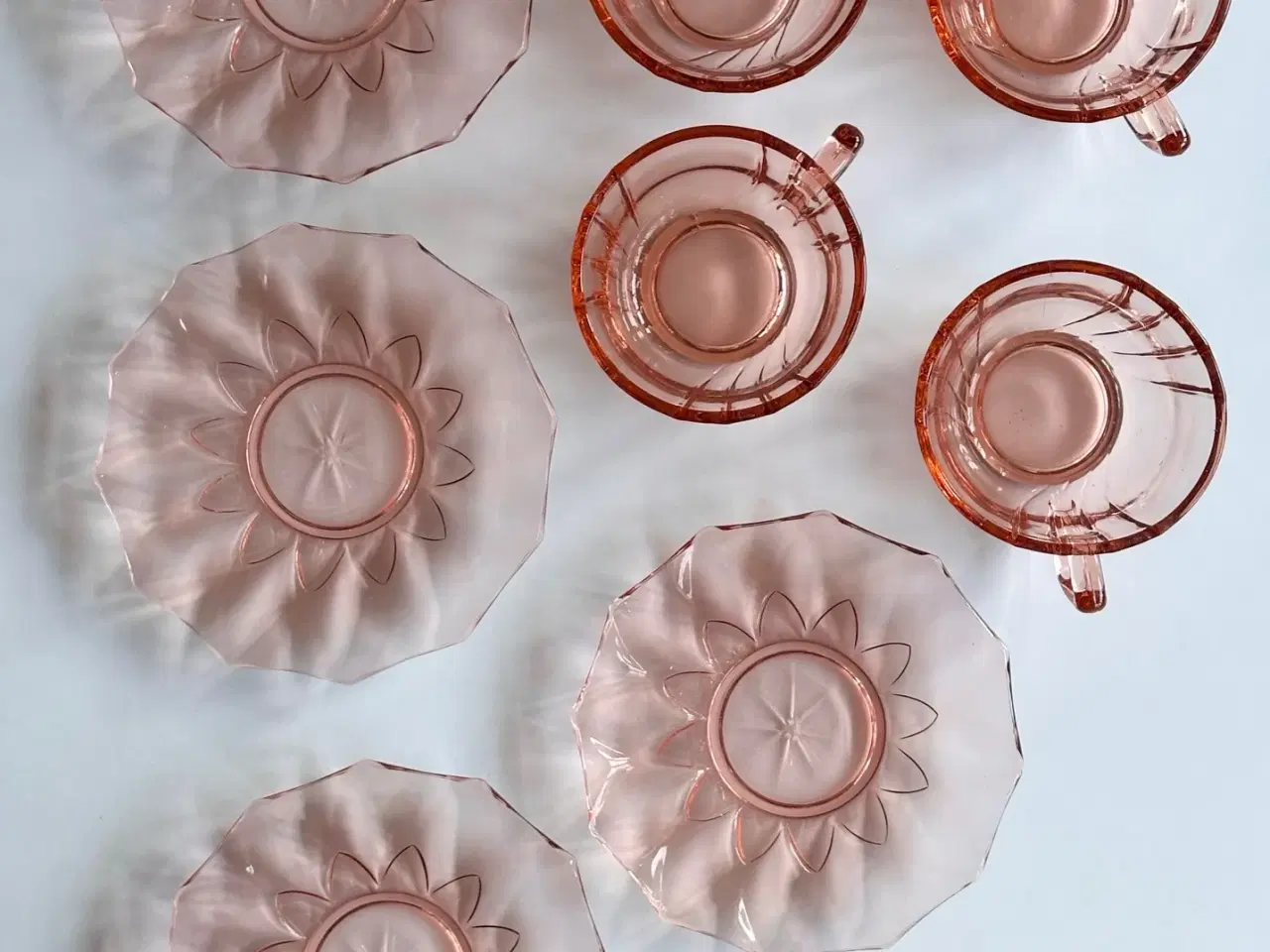 Billede 7 - Kopper m underkopper, rosa glas, 4 sæt samlet