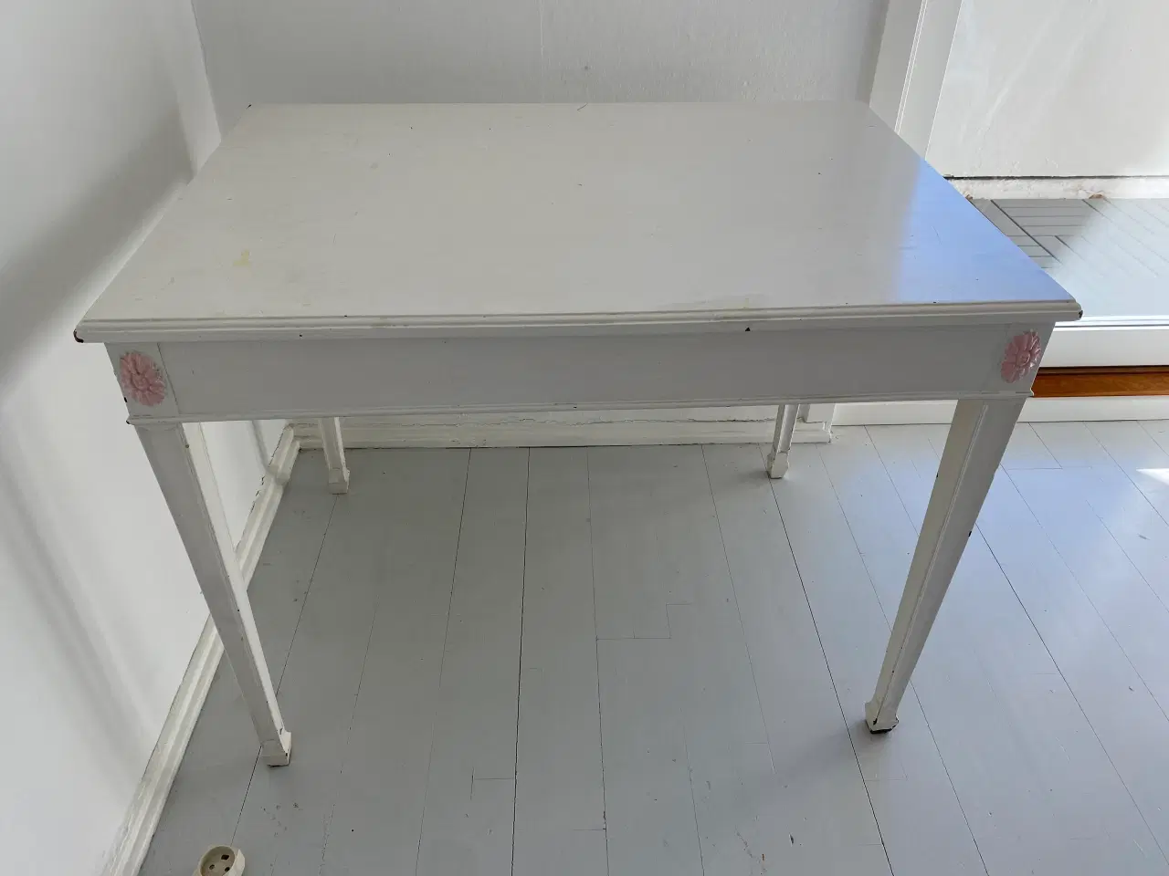 Billede 3 - Fint hvidmalet bord