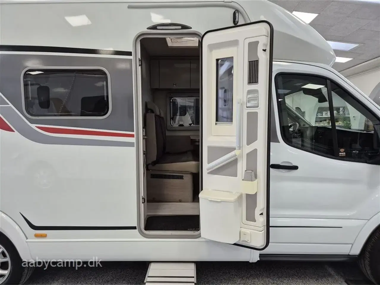 Billede 5 - 2023 - Bürstner Lineo T690 G   Automatgear. solcelle. 2x batterier. inverter. maxfann. Fyldegas. kompressor køleskab. Avara alarm system. anhængertræk. elektrisk indgangstrin.