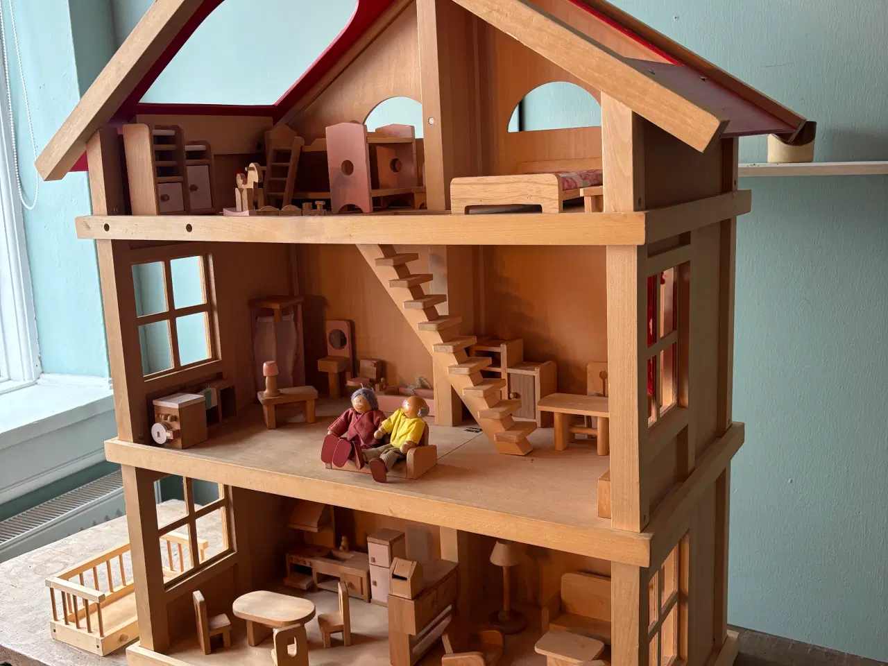 Billede 2 - Skønt stort dukkehus i træ med masser af tilbehør