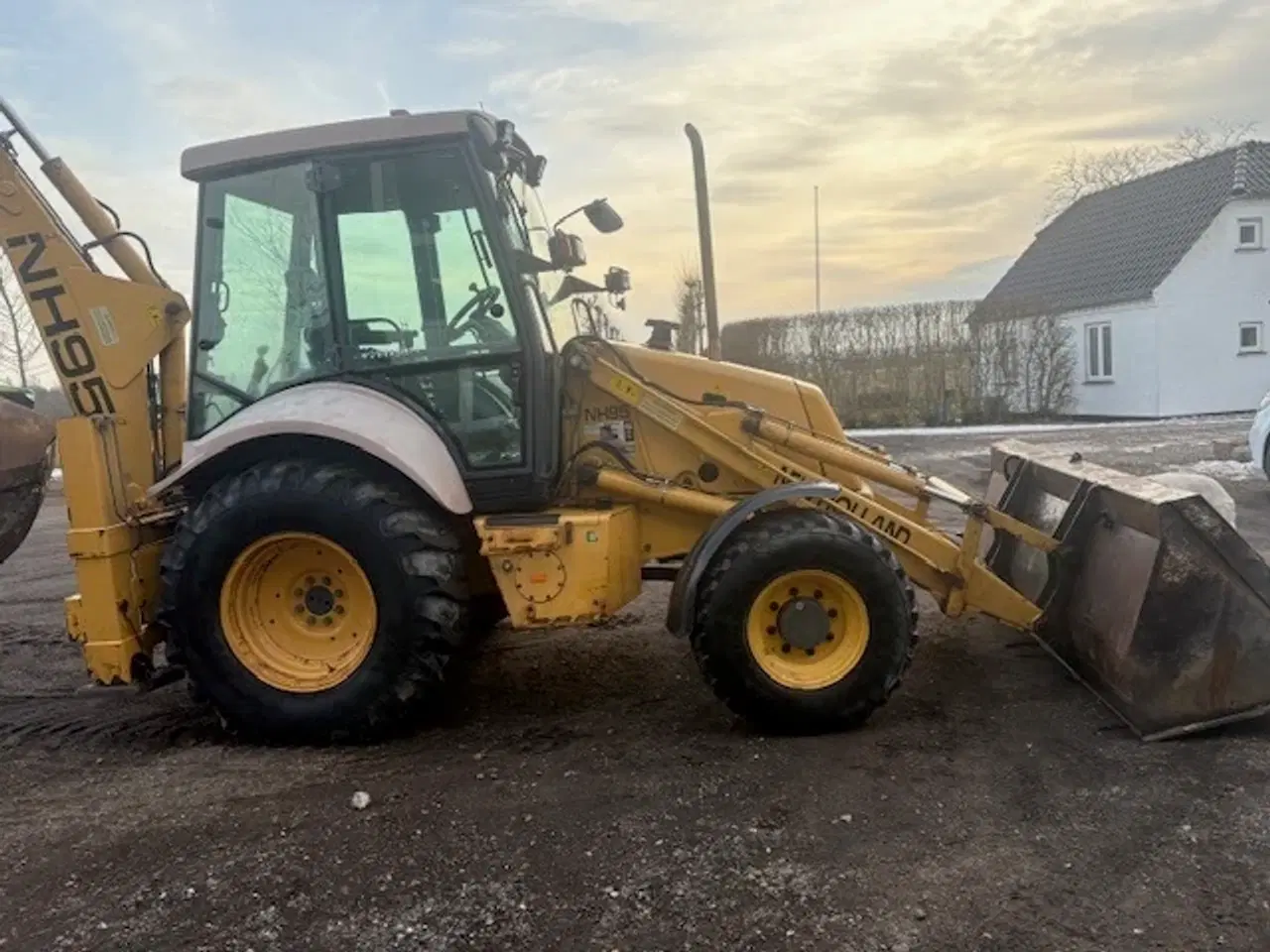 Billede 7 - New Holland 95 KUN 5600 TIMER, 4 WD, UDSKUD PÅ GRAVEARM