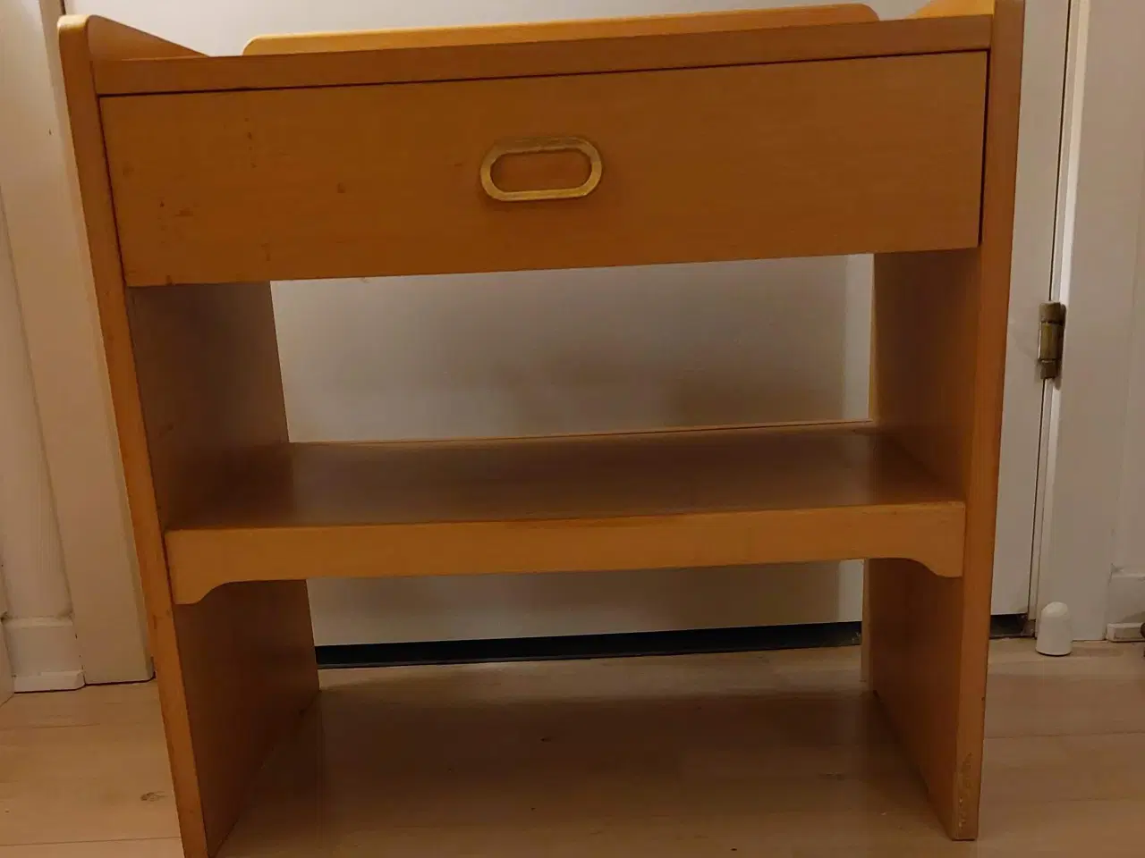 Billede 1 - Sengebord i lyst træ