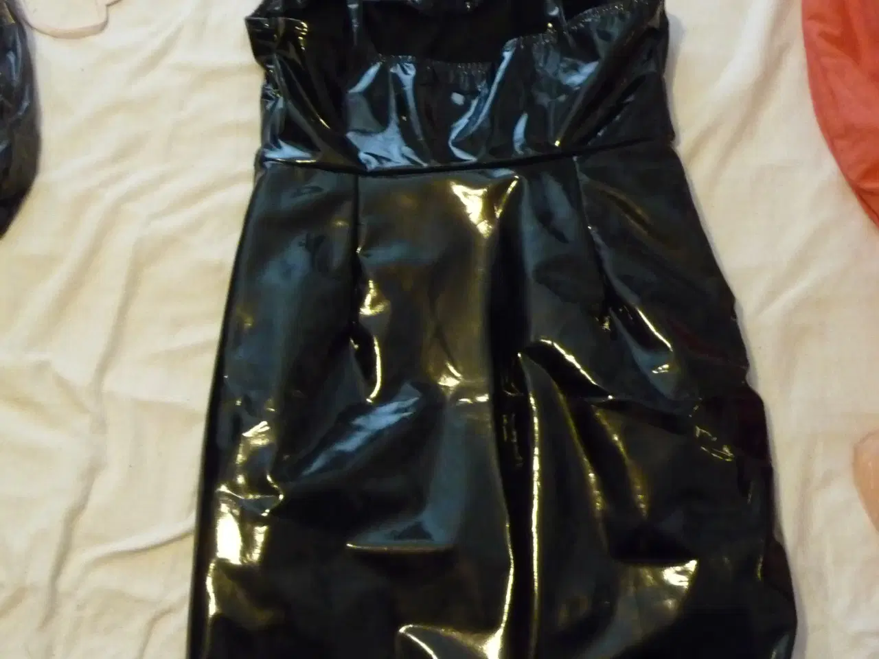 Billede 2 - lak kjole sort str s/m (læs mere)
