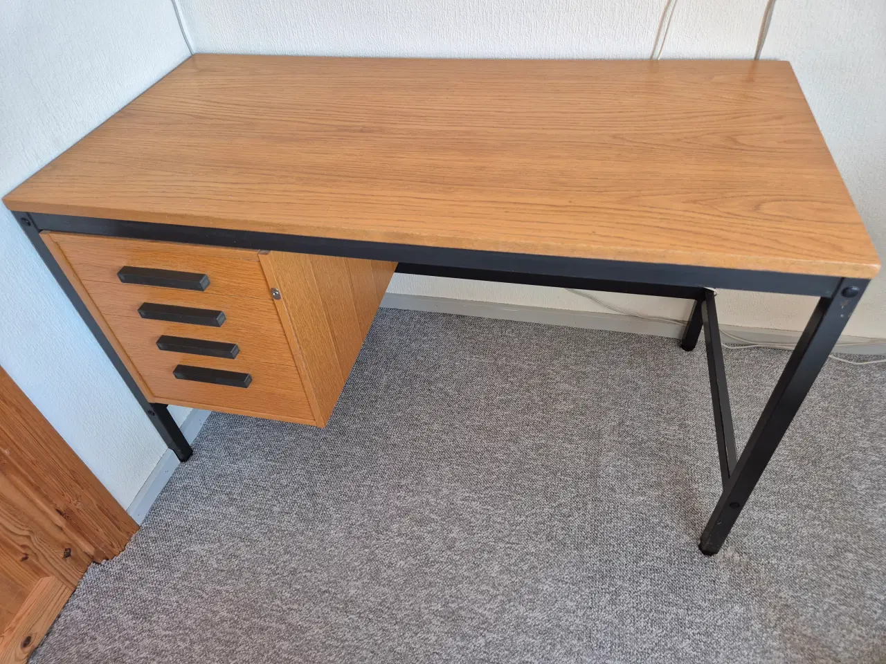 Billede 1 - Dejligt egetræsskrivebord med metalstel
